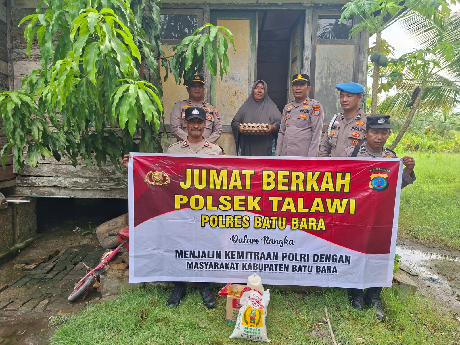 Polsek Talawi gelar Jumat Berkah, bagikan sembako kepada kaum dhuafa di Labuhan Ruku