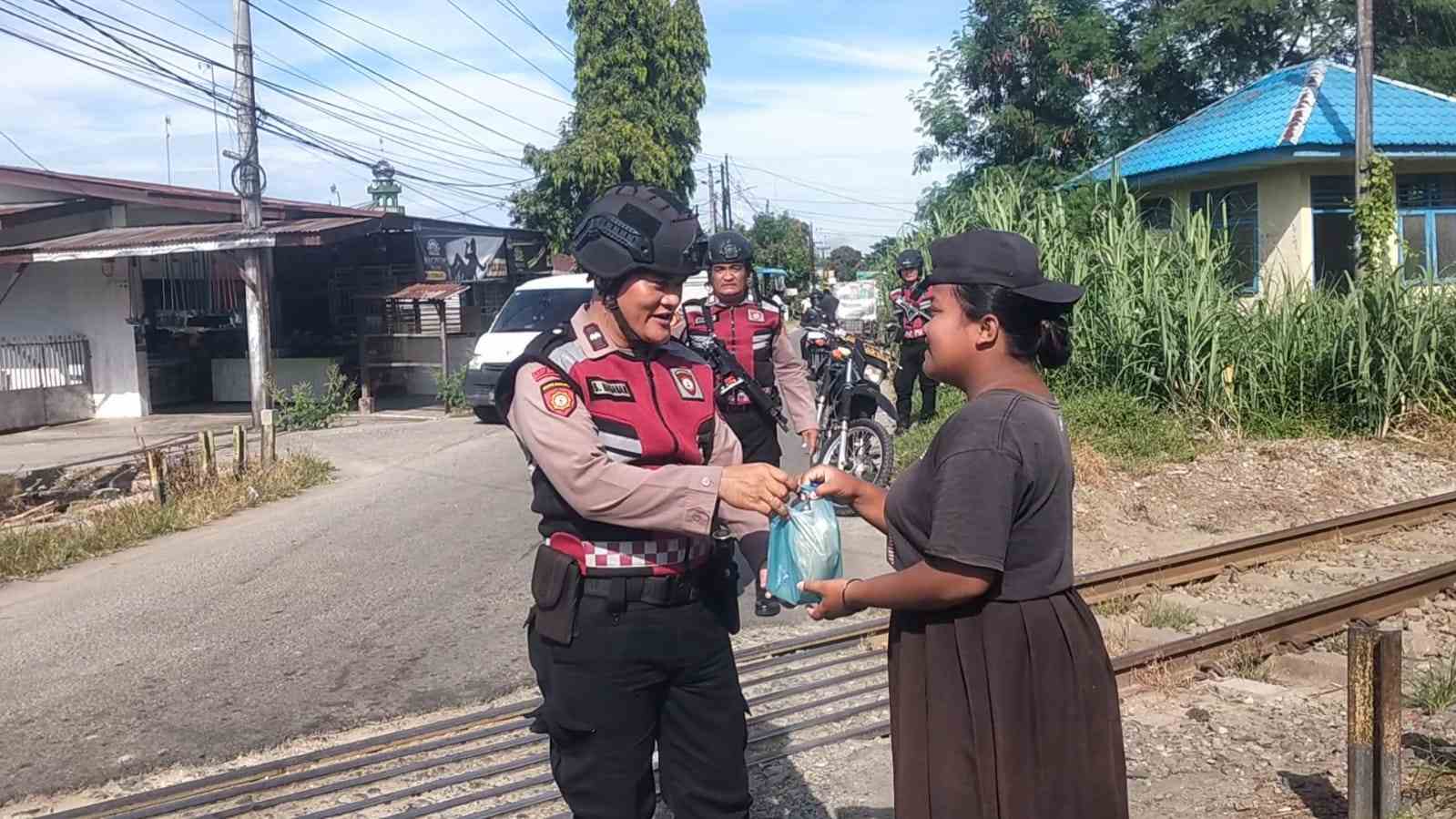 Personil Sat Samapta Polres Batu Bara Gelar “Jumat Berbagi”, Bagi-Bagi Makanan kepada Masyarakat