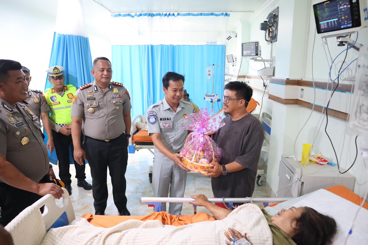 Kapolres Batu Bara Besuk Korban Kecelakaan Maut di Tol Lima Puluh-Indrapura, Wujud Kepedulian kepada Korban dan Keluarga
