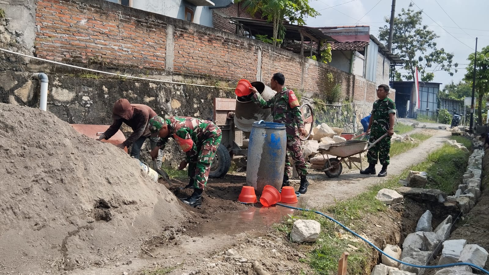 Saat Seragam Loreng Menyatu dengan Cangkul dan Semen di Tirto Mulyo