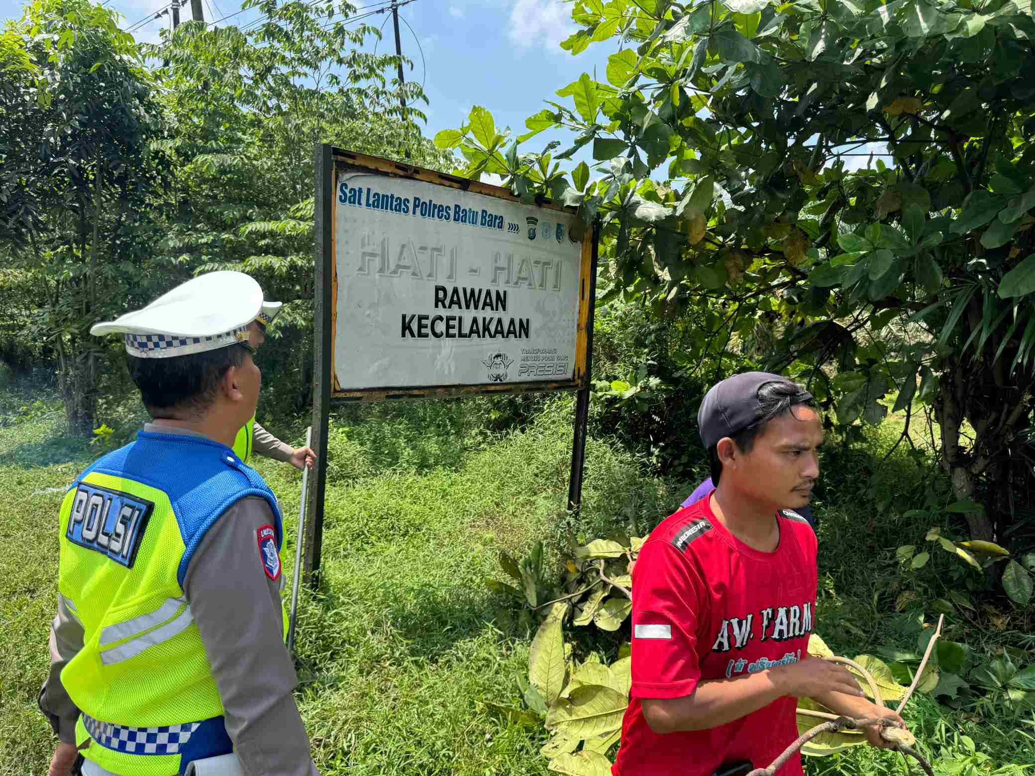 Pastikan Terlihat Jelas, Satlantas Polres Batu Bara Pangkas Ranting yang Halangi Rambu   
