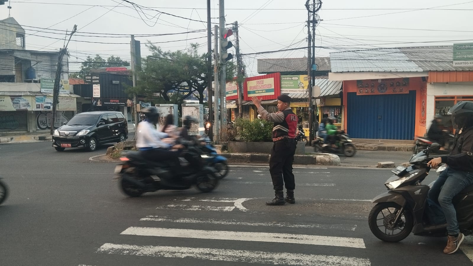 Urai Kepadatan Pagi, Personel Detasemen Perintis Korsabhara Baharkam Polri Gelar Pengaturan Lalu Lintas di Titik Krusial   