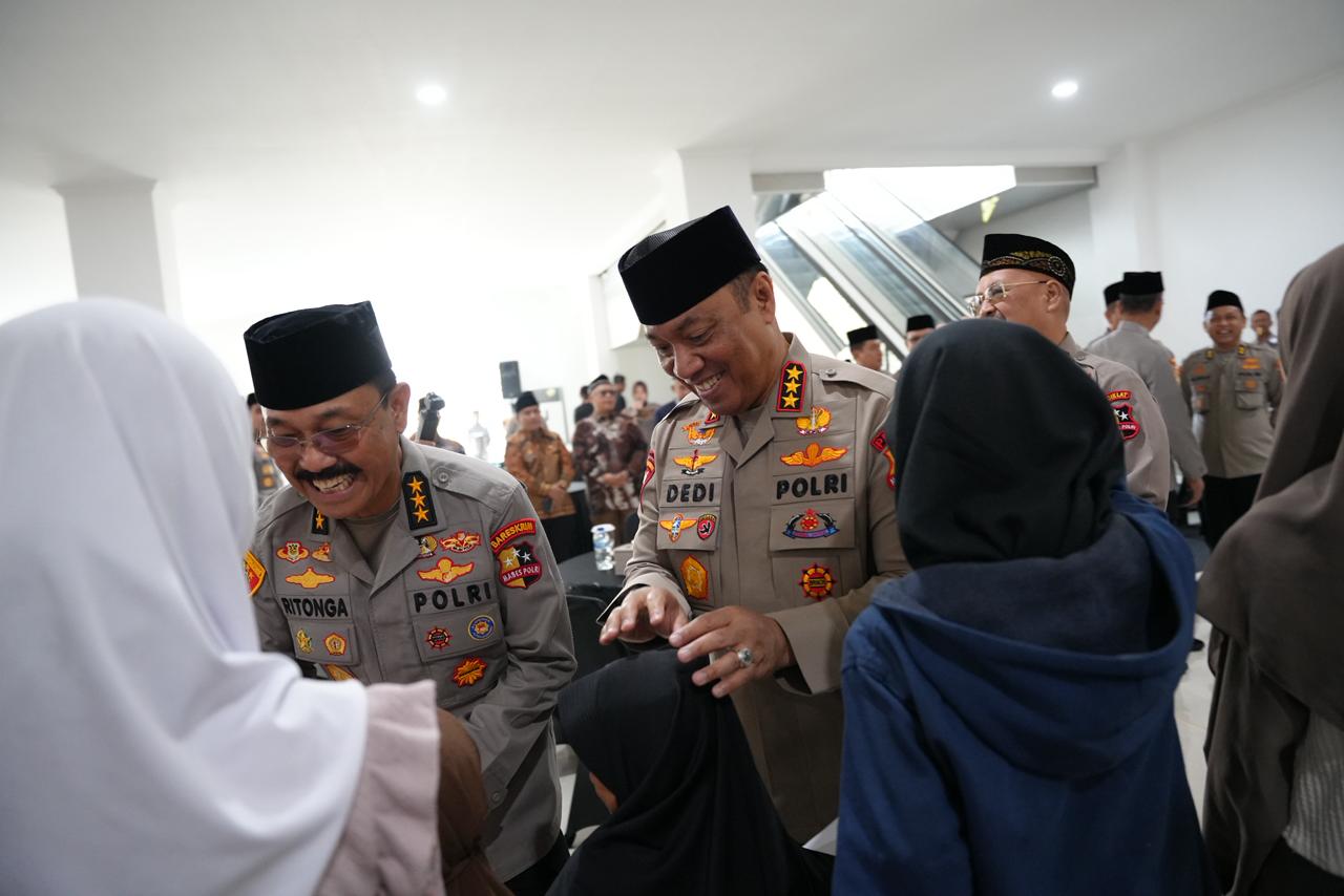 Revitalisasi Masjid Panggilan Sujud, Wakapolri Berbagi Kebahagiaan Bersama Anak-Anak Yatim   