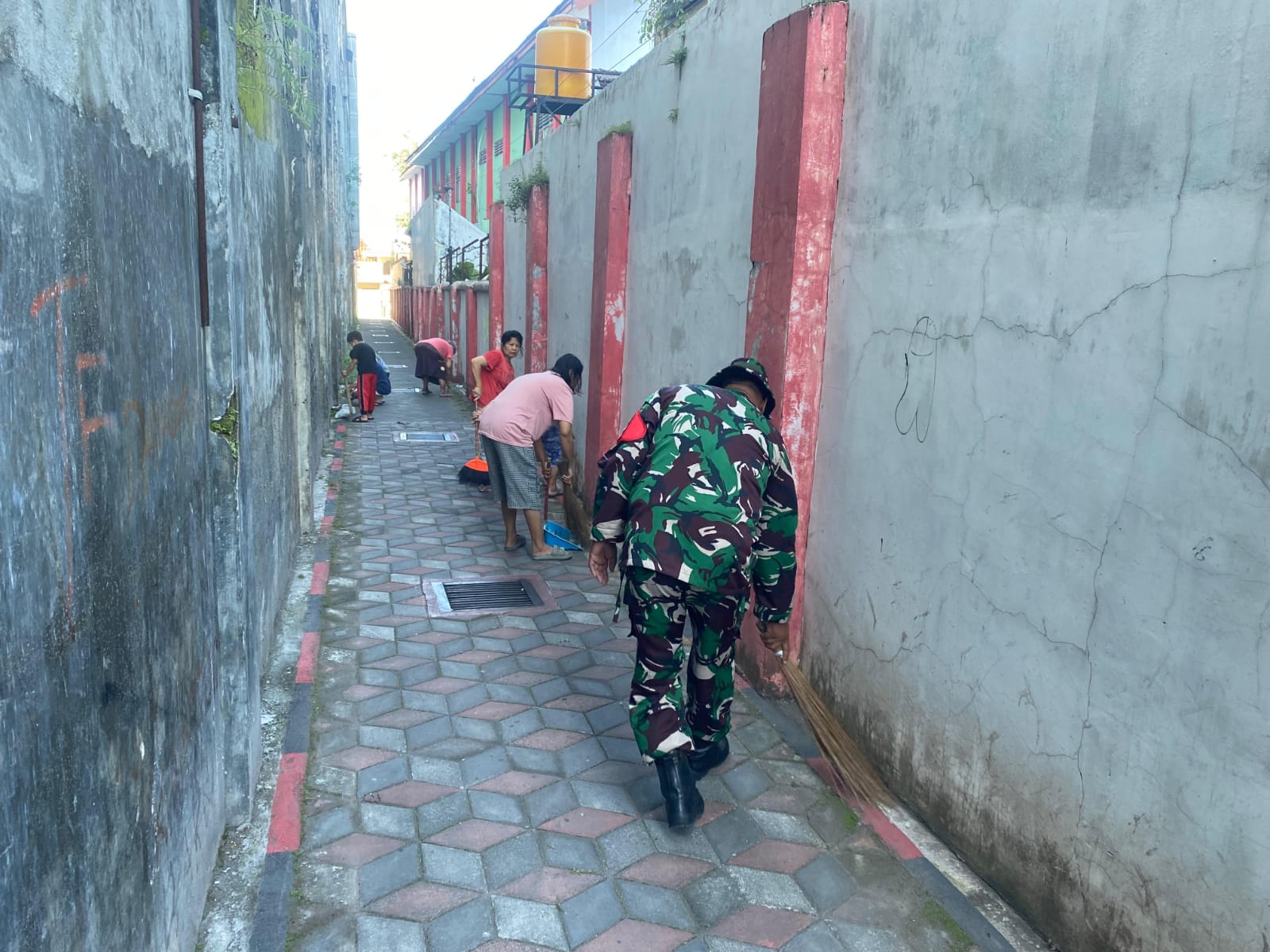 Wujudukan Lingkungan Asri, Kopka Sarifudin Bersama Warga Kepanjenkidul Gelar Kerja Bakti Bersama   