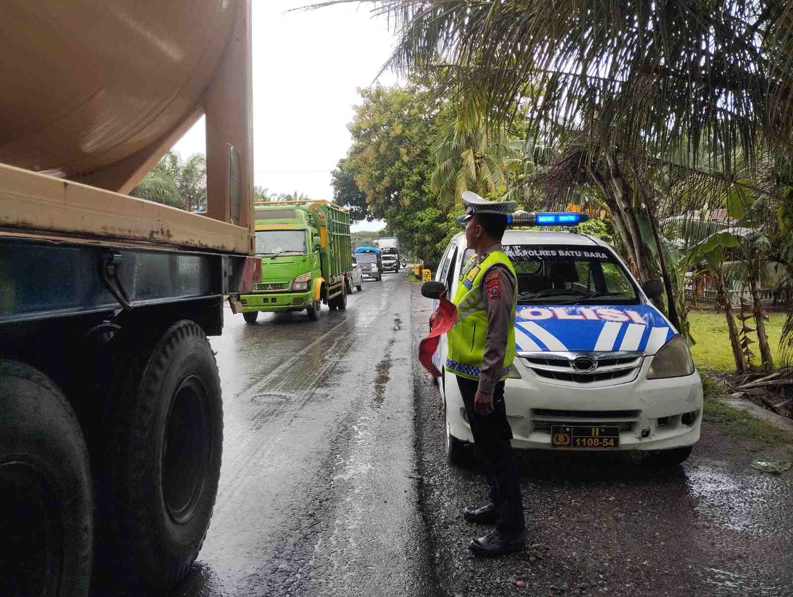 Satlantas Polres Batu Bara Laksanakan Patroli Jalinsum dan Kibas Bendera Merah di Lokasi Rawan, Kegiatan Aman Lancar   