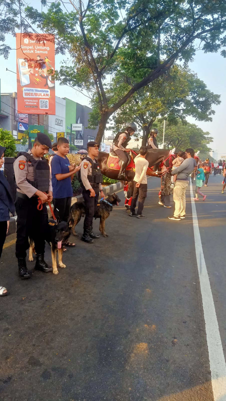 Aksi Humanis Ditpolsatwa Polri Hibur Warga di CFD Margonda, Anak-Anak Antusias Foto bareng Turangga dan K9   