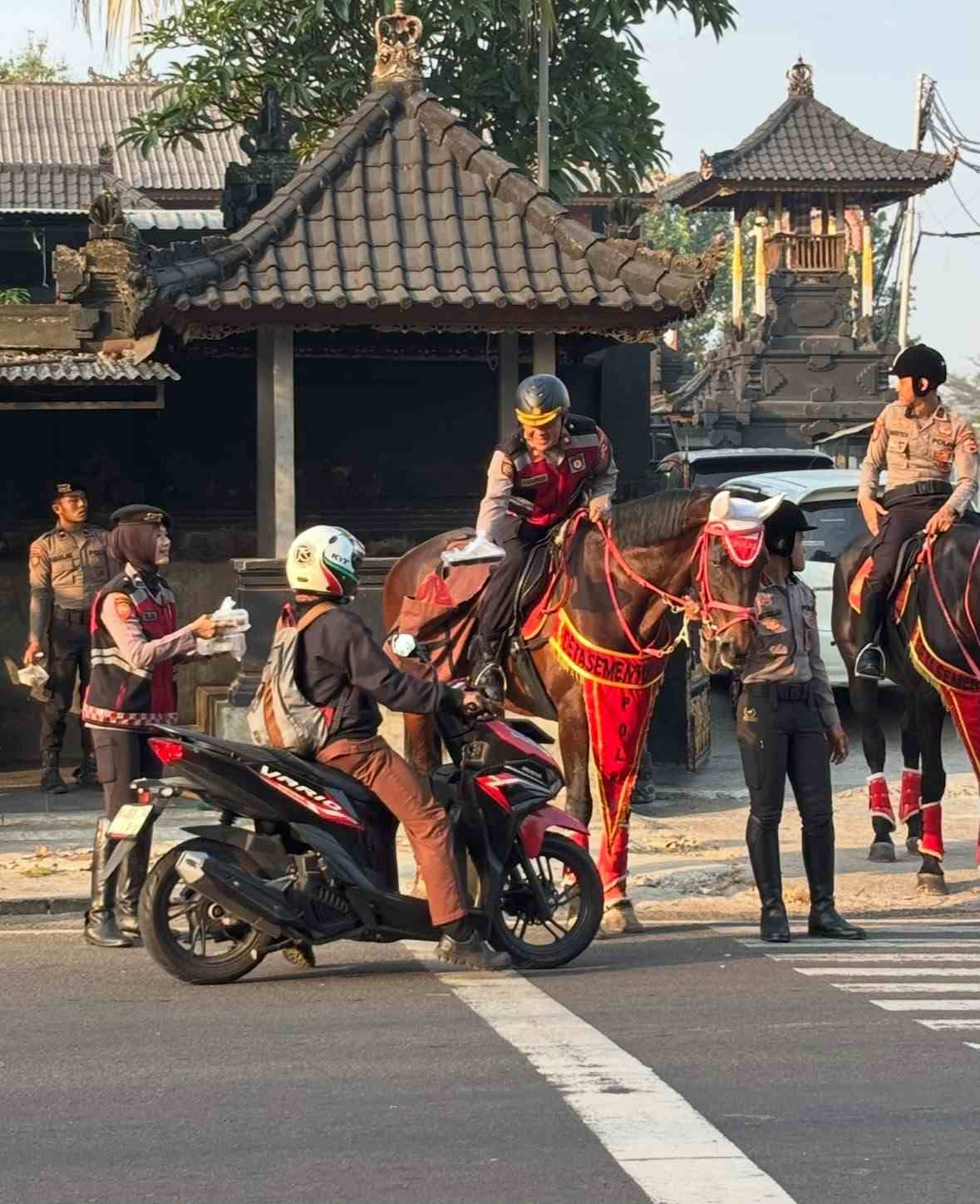 Silke hingga Nobel, Intip Aksi Satwa Turangga Polri Ikut Serta dalam Giat Jumat Berkah di Depok