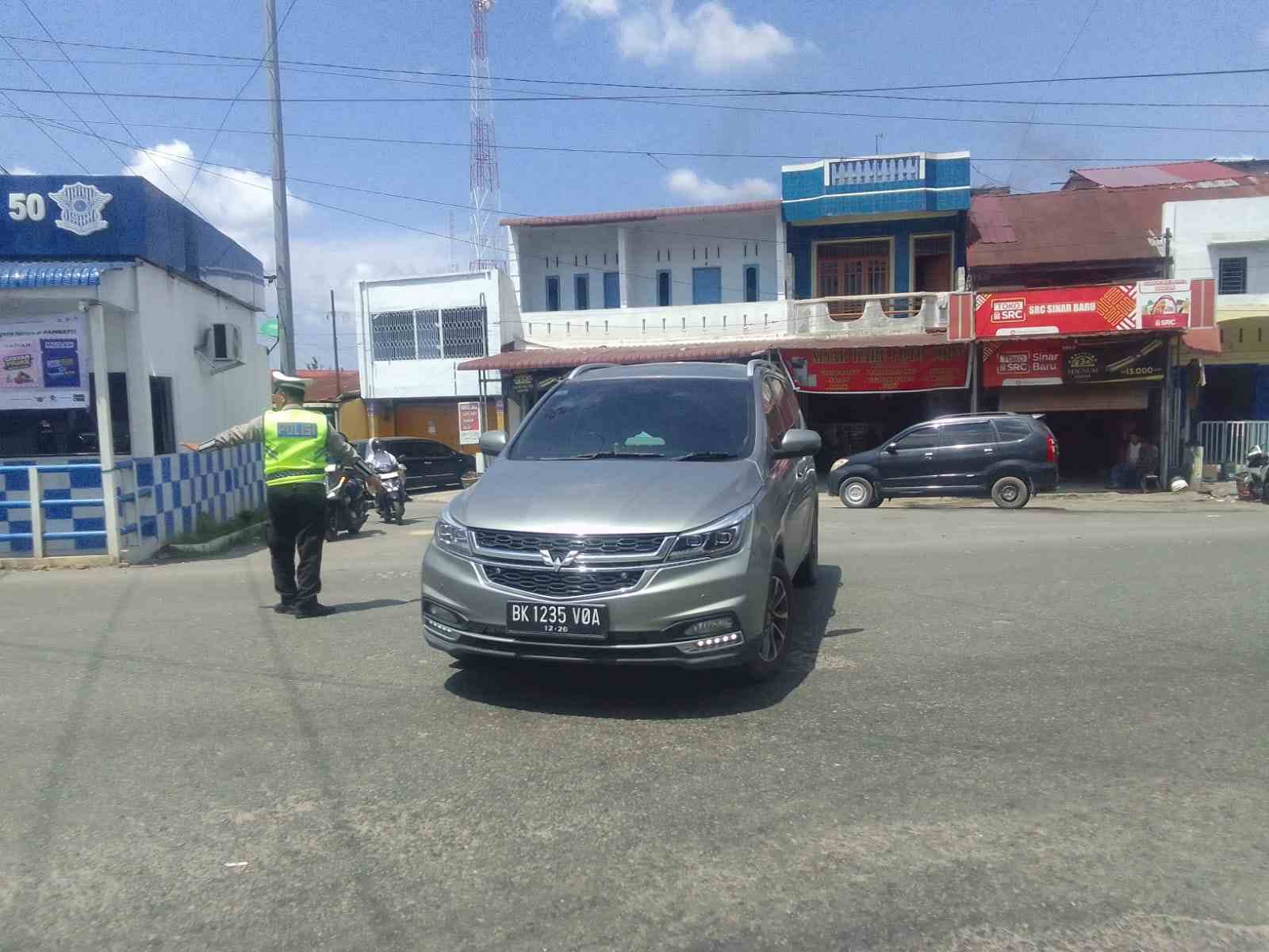 Satlantas Polres Batu Bara Laksanakan Gatur Siang di Jalinsum Pos Lantas Lima Puluh, Kegiatan Aman Lancar   