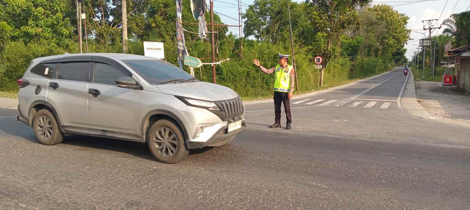 IPDA Sartono dan AIPDA Riadi Awasi Lalu Lintas Sei Bejangkar – Arus Kendaraan Berjalan Teratur   