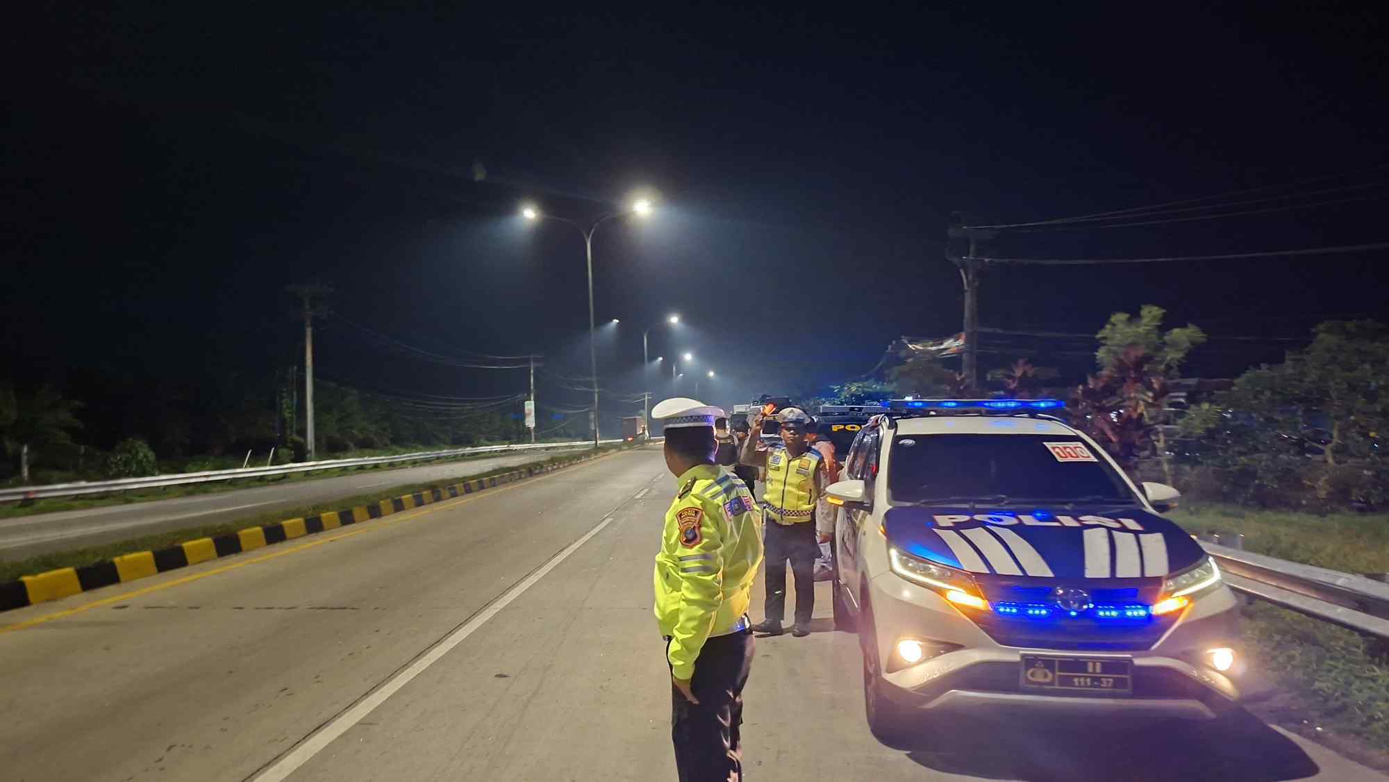 Satlantas Polres Batu Bara Lakukan Patroli Blue Light di Jalinsum Exit Tol 50 – Kegiatan Aman Lancar