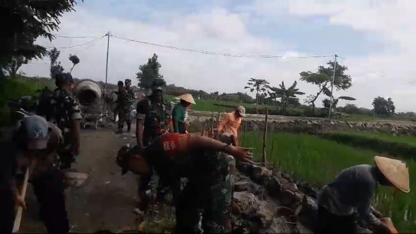 Talud Jalan di Mojorejo Dibangun Gotong Royong, Babinsa Turun Langsung Bersama Warga