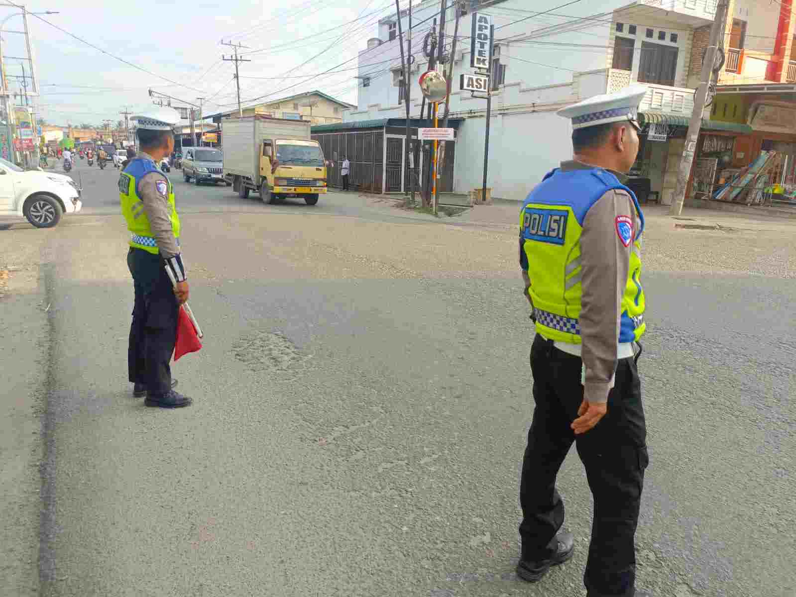Sat Lantas Polres Batu Bara Laksanakan Pengaturan Lalu Lintas dan Kibas Bendera di Pos Lantas Lima Puluh   