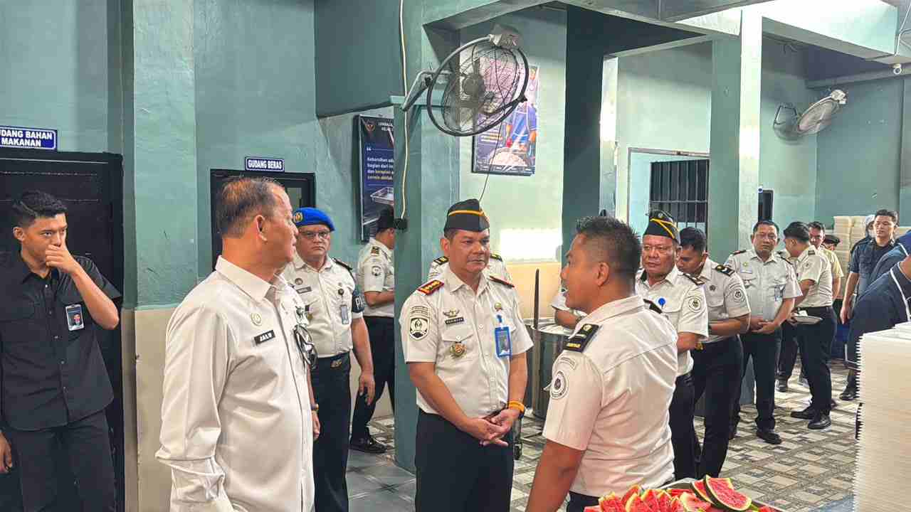 KAKANWIL DITJENPAS SUMATERA UTARA BERIKAN PENGUATAN DI LAPAS LABUHAN RUKU, TINJAU PEMENUHAN HAK WARGA BINAAN DAN RESMIKAN PROGRAM PEMBINAAN   