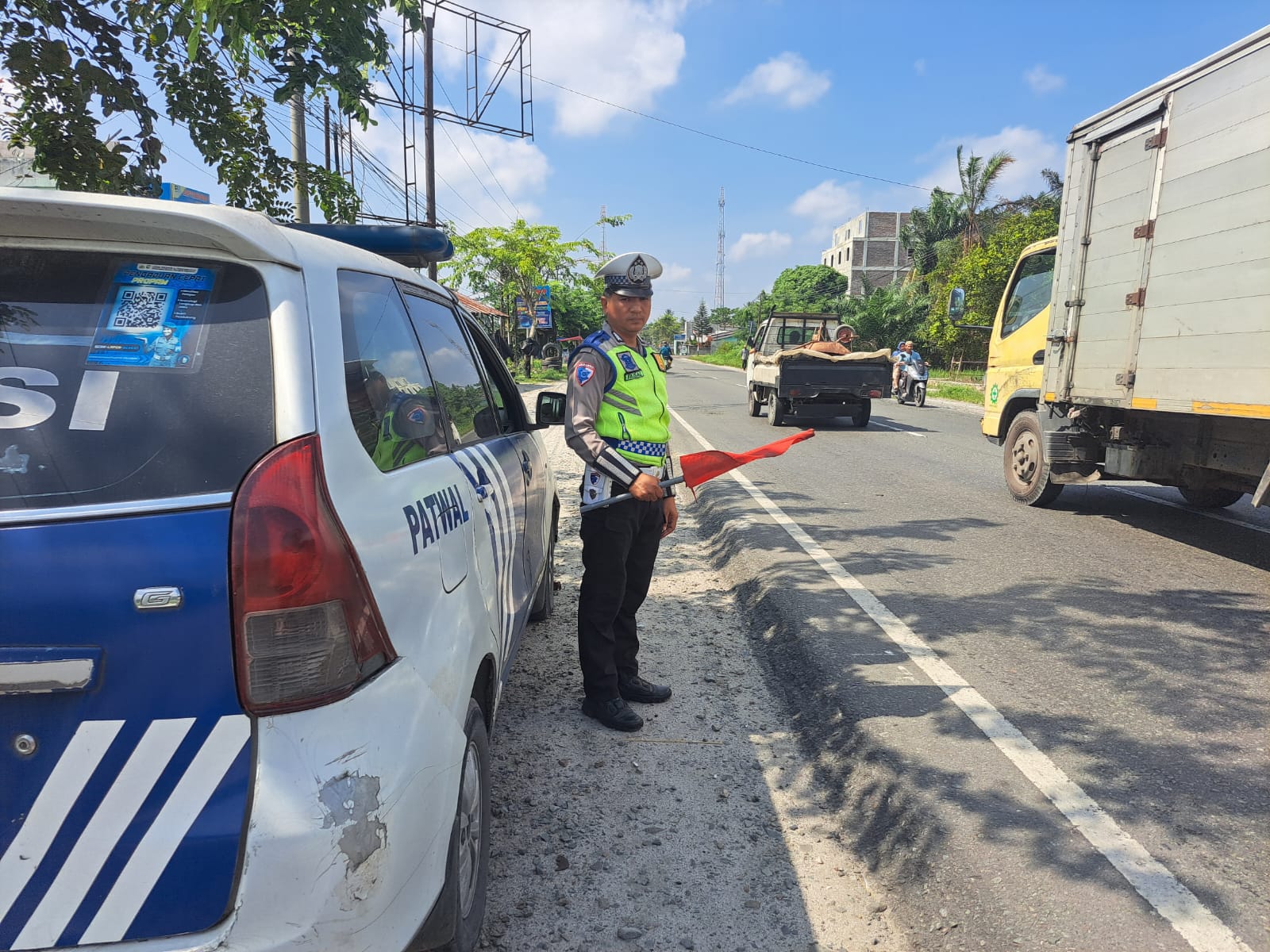 Sat Lantas Polres Batu Bara Laksanakan Patroli dan Kibas Bendera Merah di Jalinsum Indrapura, Jaga Keselamatan Titik Rawan   