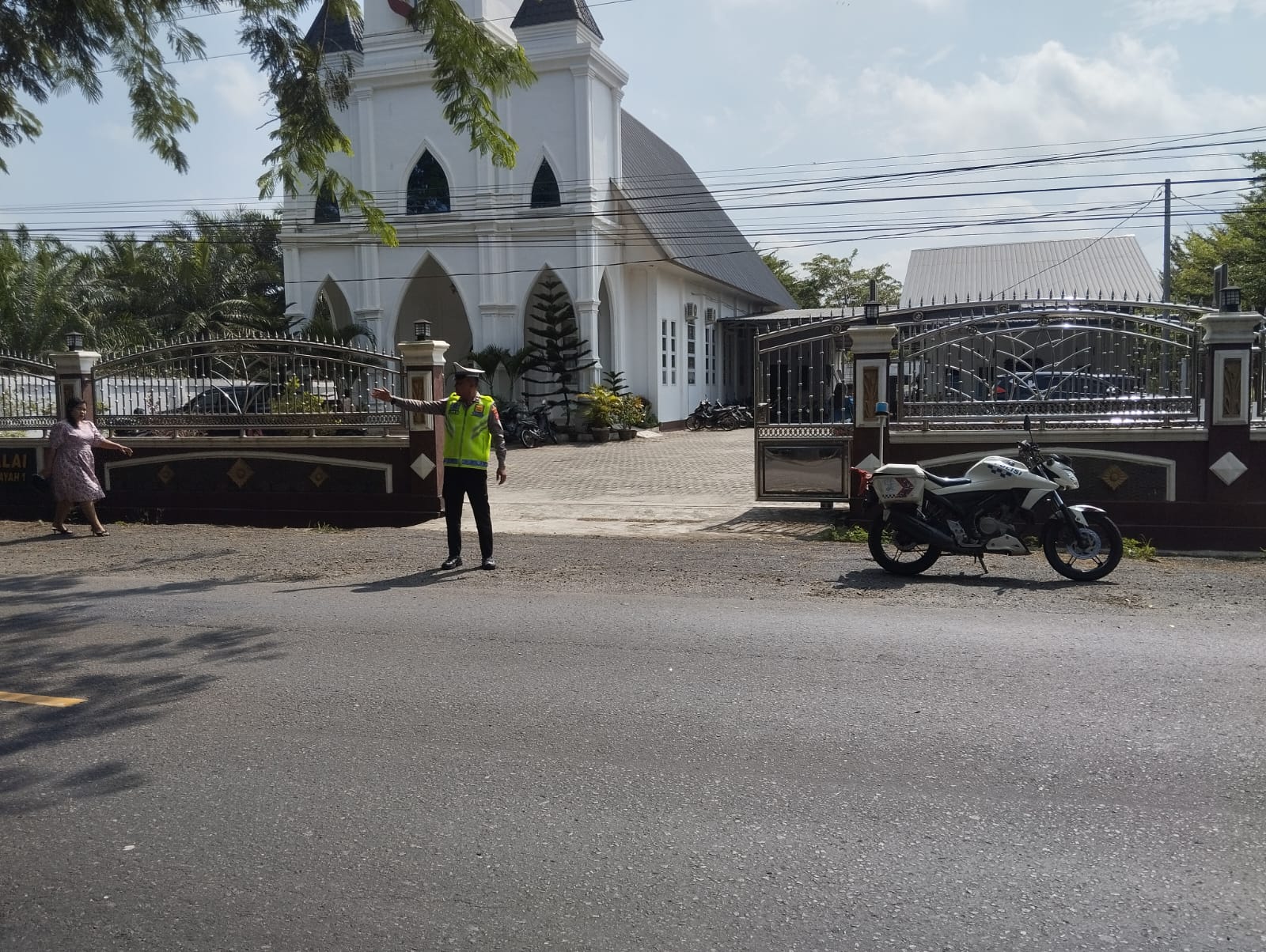 Sat Lantas Polres Batu Bara Laksanakan Pengamanan Ibadah di GMI Sei Balai, Pastikan Suasana Khidmat dan Aman