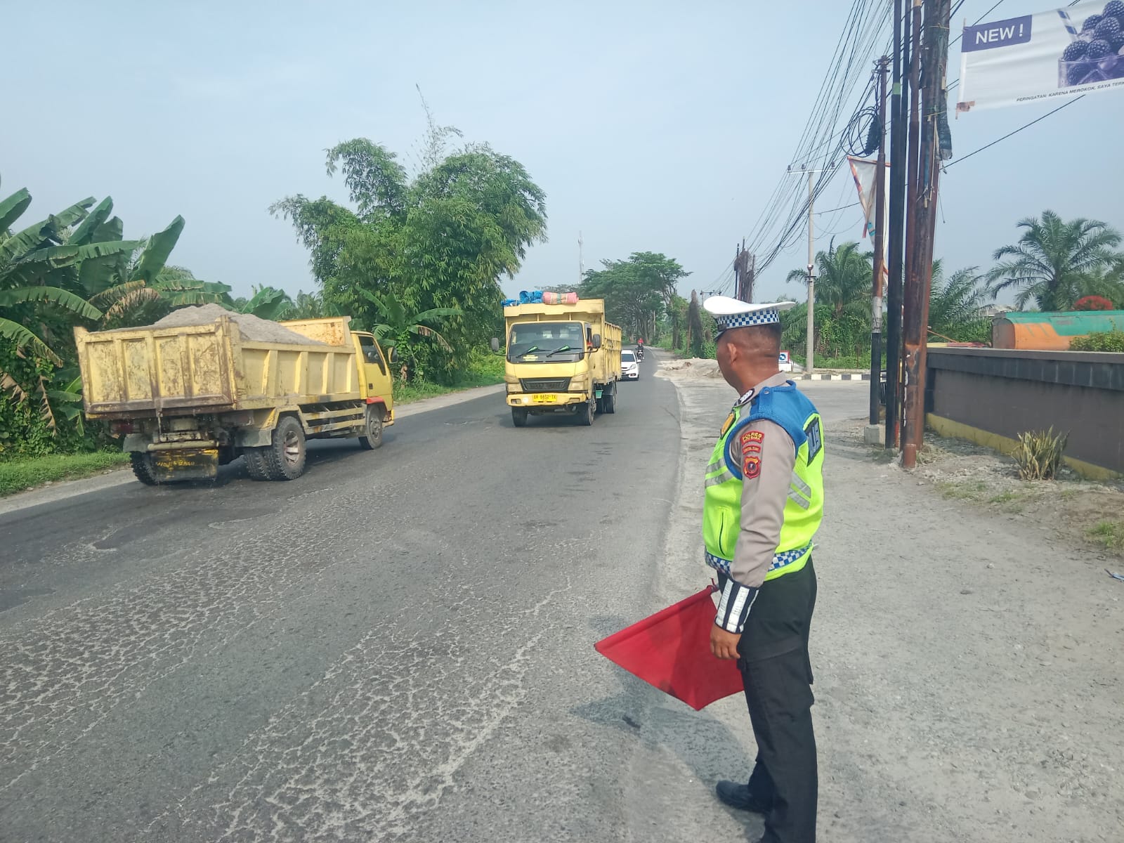Sat Lantas Polres Batu Bara Laksanakan Pengaturan Lalu Lintas, Patroli SPBU dan Kibas Bendera di Jalinsum Sukaraja   