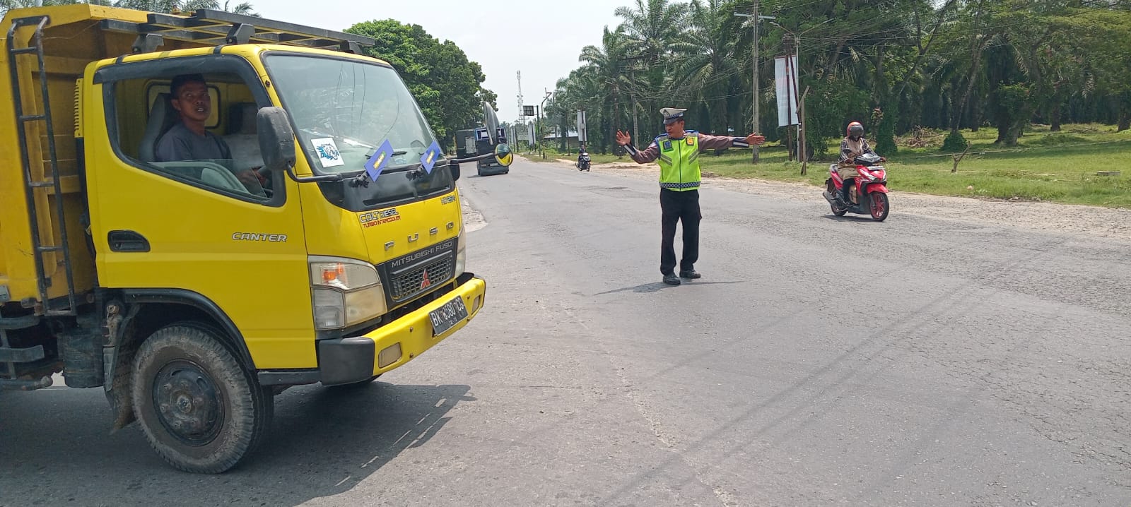 Kapos Lantas Pimpin Langsung Pengaturan Lalu Lintas Siang di Jalinsum Sei Bejangkar   
