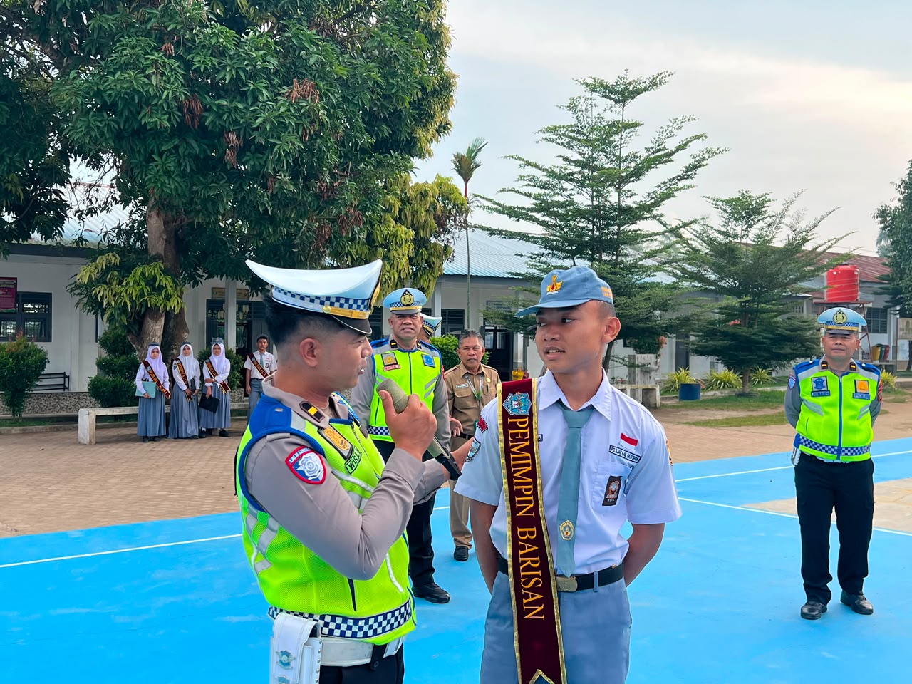 Police Goes To School: Sat Lantas Polres Batu Bara Berikan Edukasi Keselamatan Berlalu Lintas Kepada 400 Pelajar SMAN 1 Lima Puluh