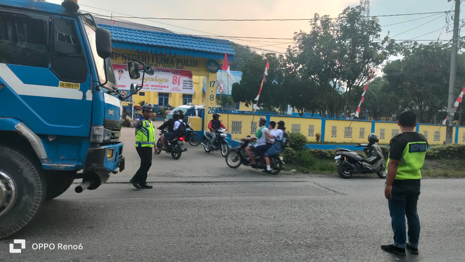 Kanit Turjagwali Pimpin Gatur Pagi di Depan SMP Negeri 1, Jaga Keselamatan Pelajar Berangkat Sekolah   