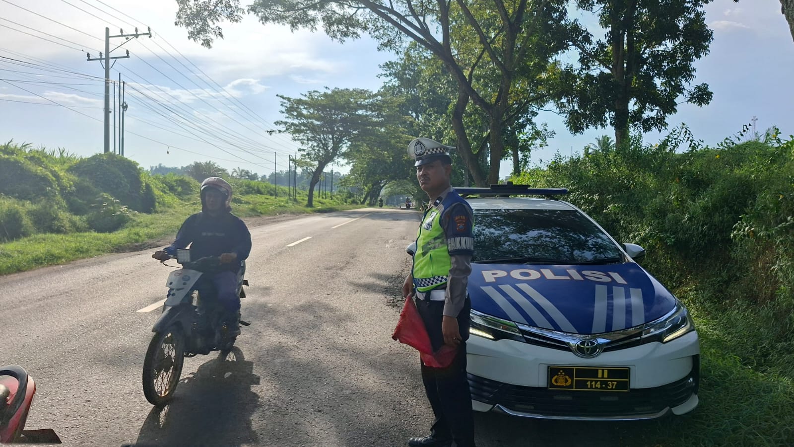 Sat Lantas Polres Batu Bara Patroli Jalinsum dan Kibas Bendera di Wilayah Lima Puluh, Jaga Keselamatan Pengguna Jalan   