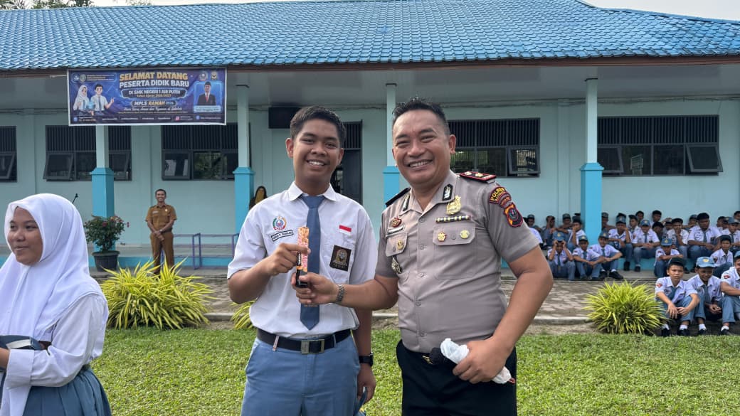 Wakapolres Batu Bara Jadi Pembina Upacara di SMK Negeri 1 Air Putih, Gelar Police Goes To School dan Latihan Mental Positif Bagi Pelajar   
