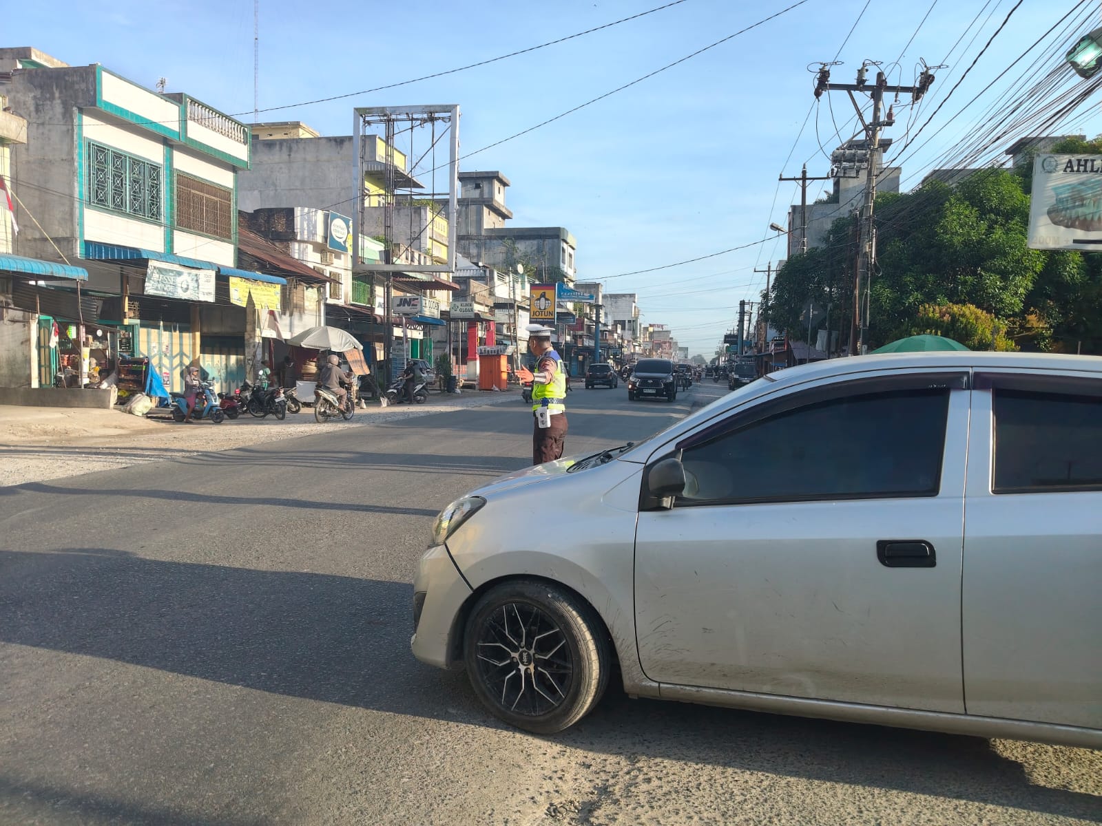 Gatur Pagi di Simpang Tanjung Kuba, Satlantas Polres Batu Bara Pastikan Kelancaran Arus Jalinsum   