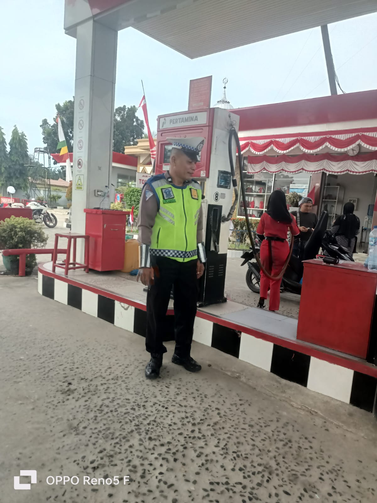 Sat Lantas Polres Batu Bara Laksanakan Patroli Antisipasi Kemacetan di SPBU Desa Perjuangan   