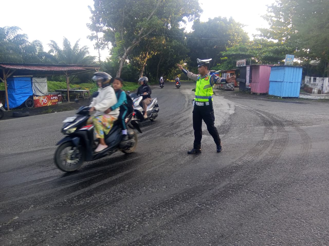 Sat Lantas Polres Batu Bara Laksanakan Pengaturan Lalu Lintas Pagi di Simpang Taman Lima Puluh