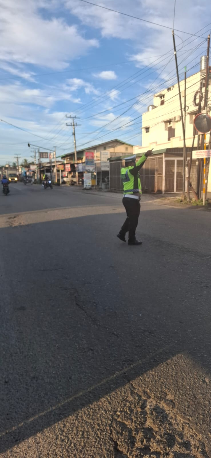 Sat Lantas Polres Batu Bara Laksanakan Pengaturan Lalu Lintas Pagi di Pos Lantas