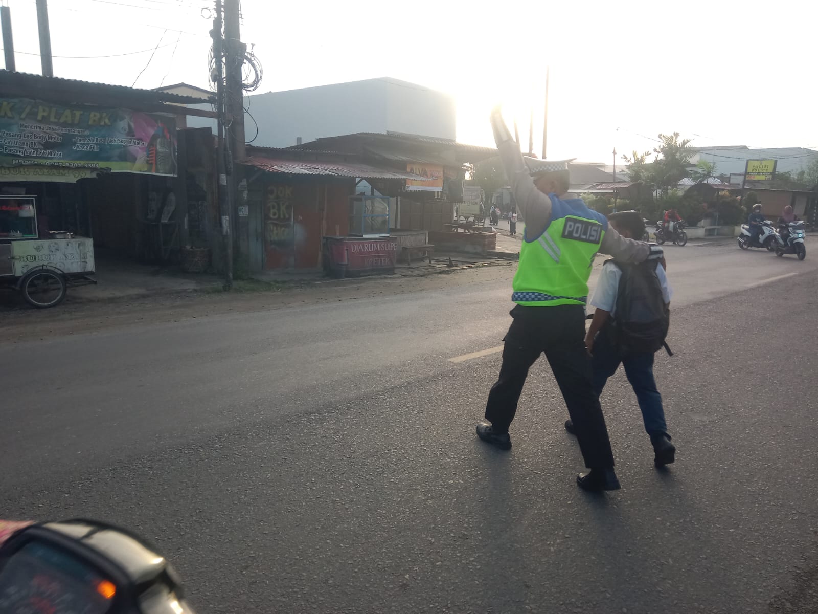 Sat Lantas Polres Batu Bara Amankan Jam Sibuk Pagi di Jalinsum Siparepare   