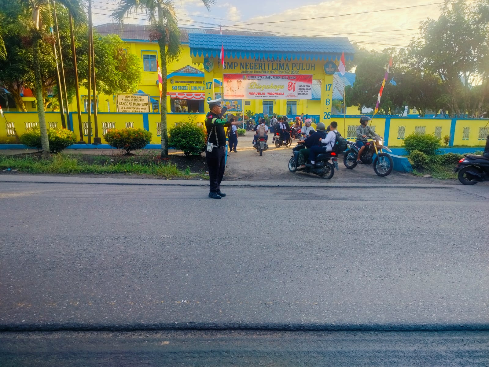 Sat Lantas Polres Batu Bara Bersama Dishub Amankan Jam Masuk Sekolah di SMP Negeri 1 Lima Puluh   