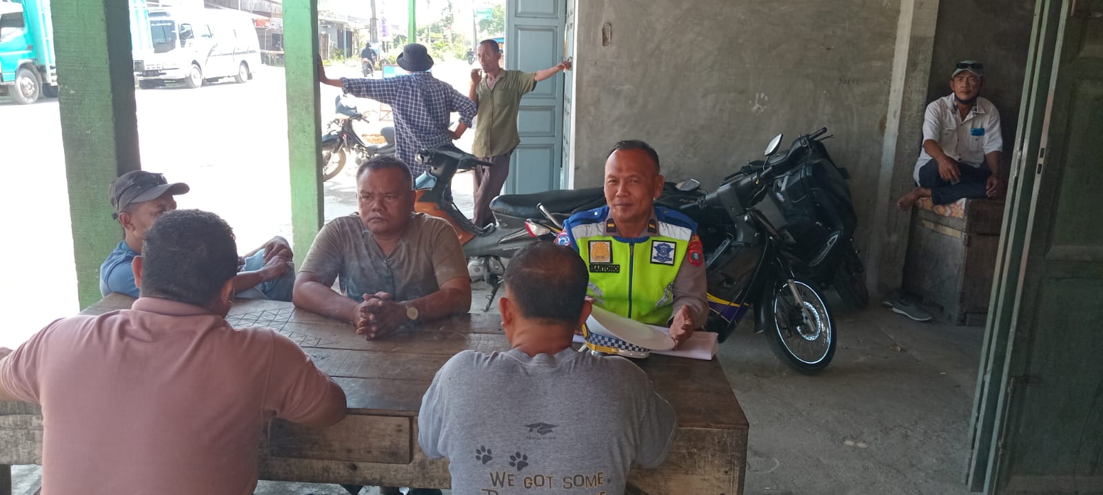 Lewat Polantas Karib, Kasat Lantas Polres Batu Bara Beri Edukasi Keselamatan Kepada Pengemudi CV Sartika Tanjung Tiram   