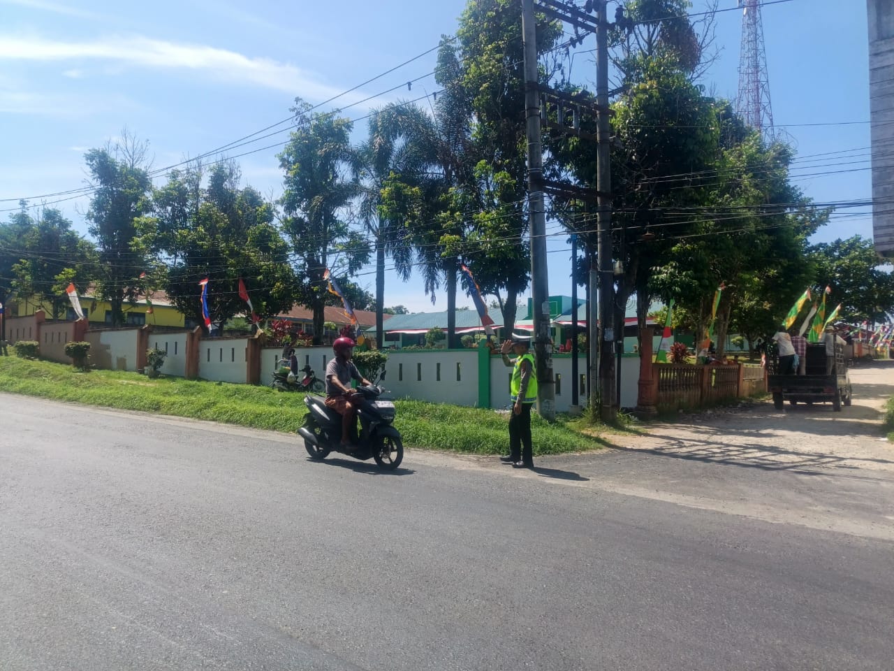 Sat Lantas Polres Batu Bara Amankan Akses Sekolah, Laksanakan Pengaturan Siang di Simpang MTS Lima Puluh