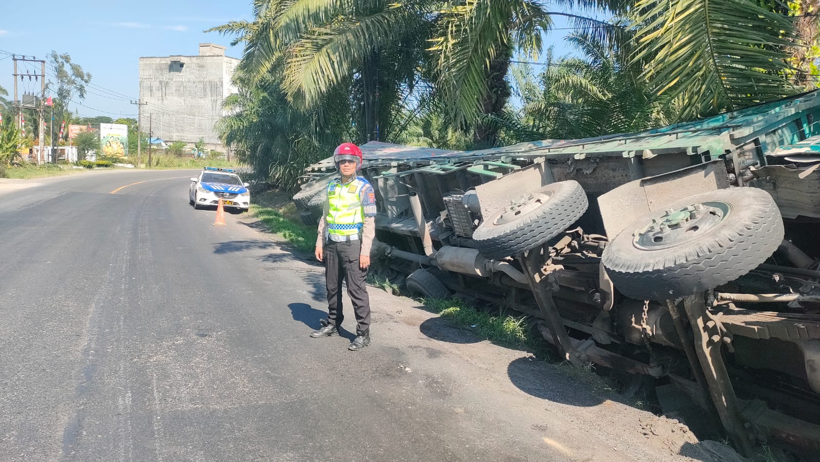 Sat Lantas Polres Batu Bara Atasi Truk Terbalik di Jalinsum Simpang MTS Akibat Muatan Berlebih   