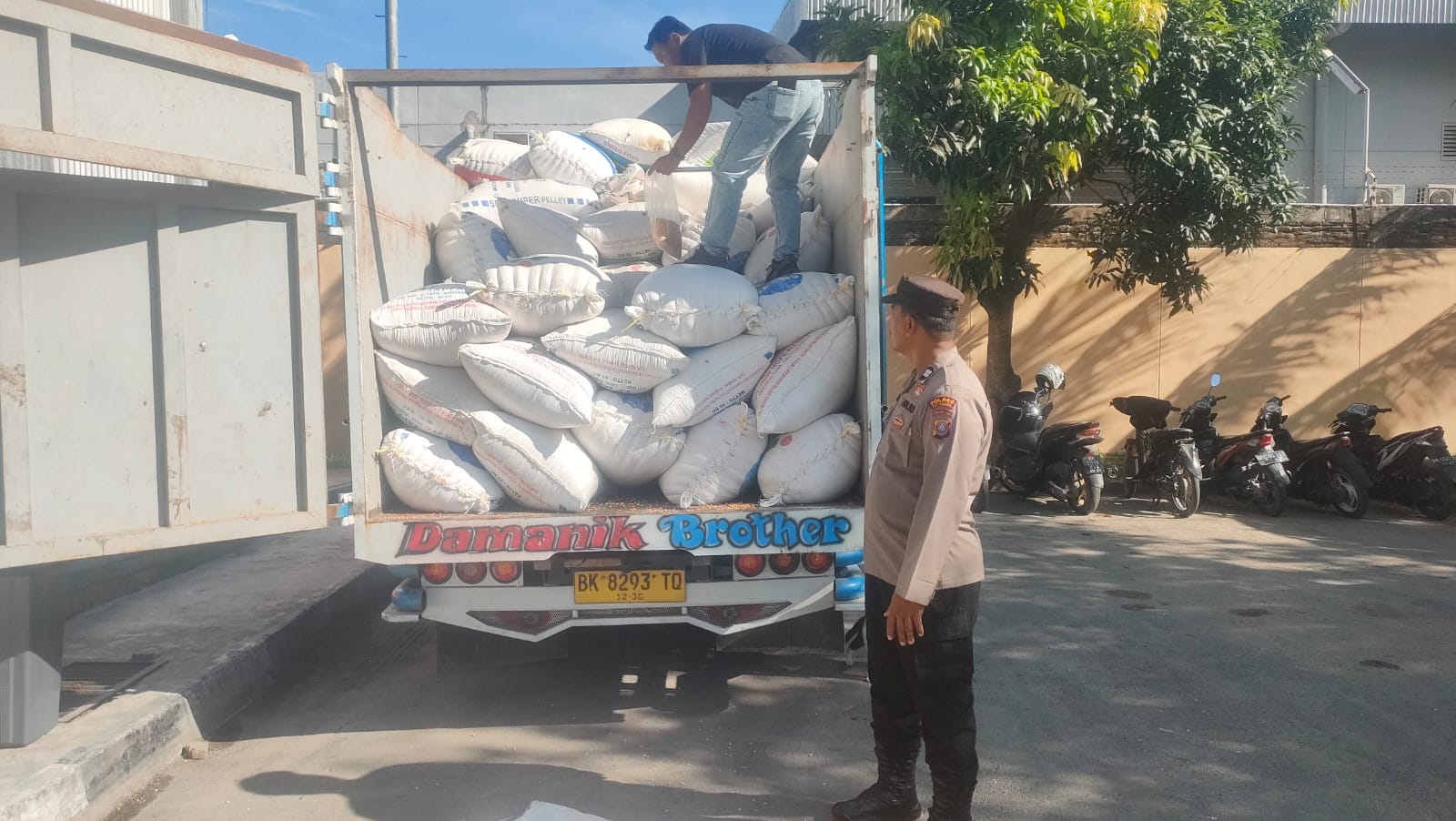 Polres Batu Bara Salurkan 9,933 Ton Jagung ke Bulog Asahan