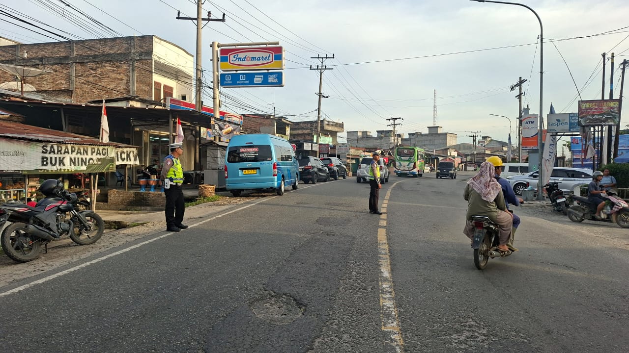 Sat Lantas Polres Batu Bara Amankan Jam Sibuk Pagi di Simpang Perumnas Lima Puluh   
