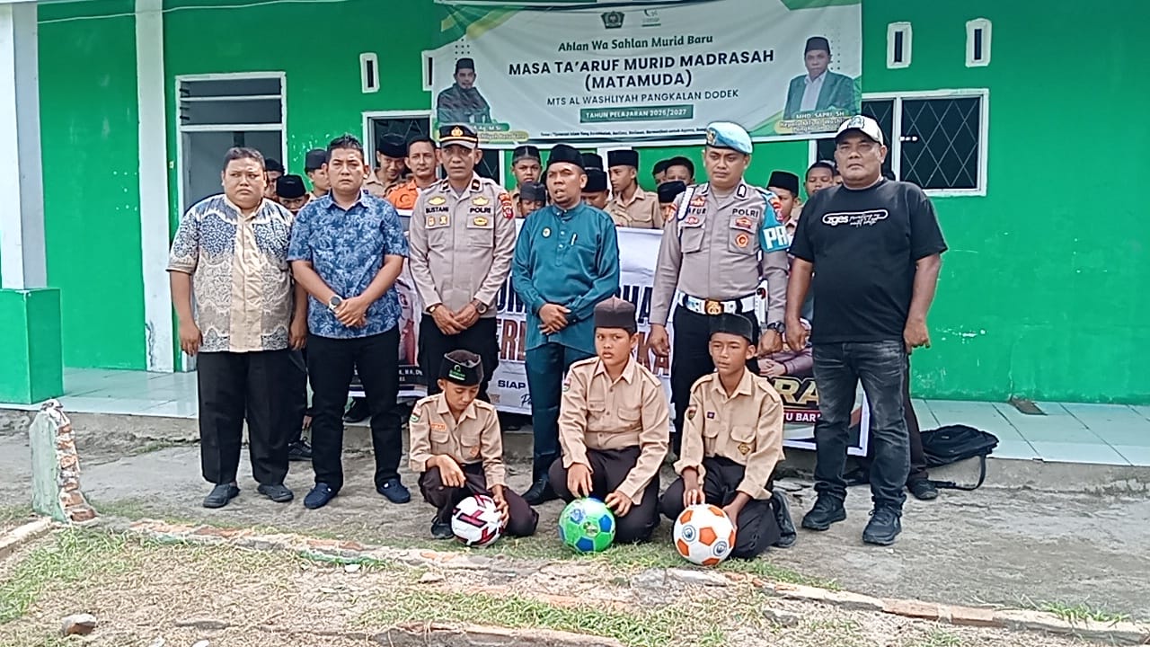 Jumat Berkah Polres Batu Bara: Serahkan Bantuan Bola Sepak ke MTsN Al-Wasliyah Medang Deras