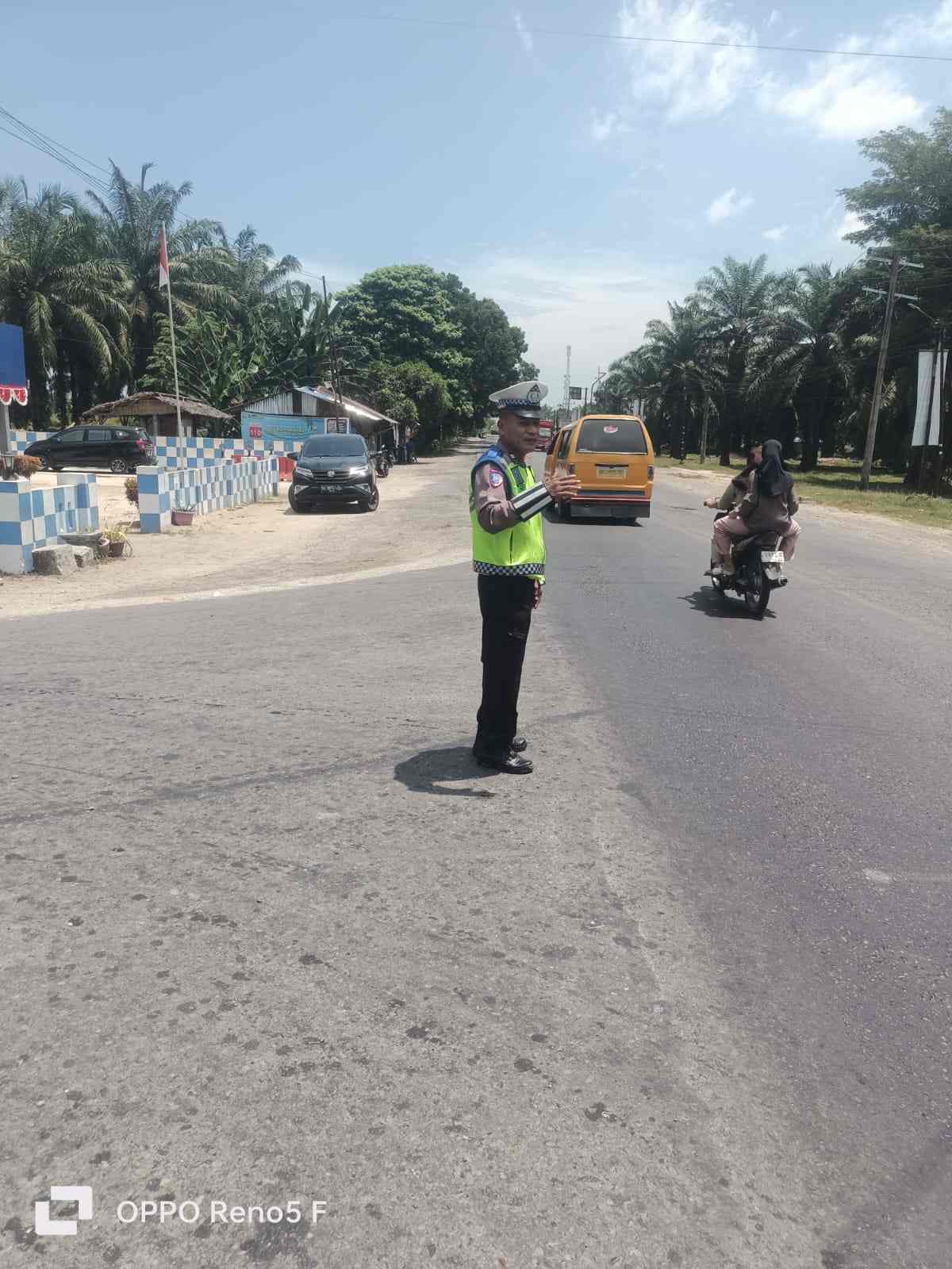 Jaga Kelancaran Arus Lalu Lintas, Satlantas Polres Batu Bara Laksanakan Gatur Siang di Jalinsum Sei Bejangkar   