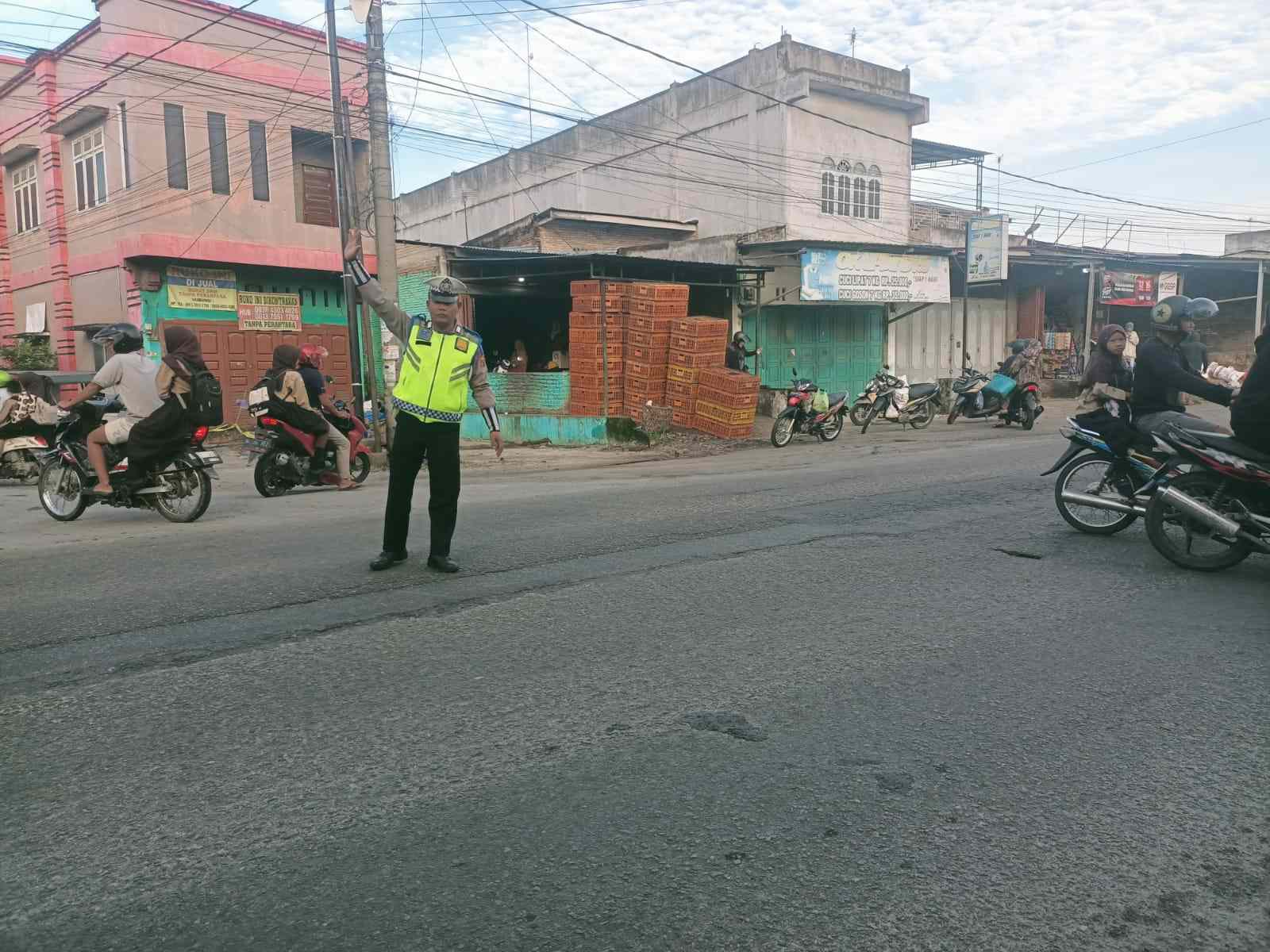 Satlantas Polres Batu Bara Laksanakan Gatur Siang di Simpang Tanah Merah, Arus Lalu Lintas Terjaga Lancar