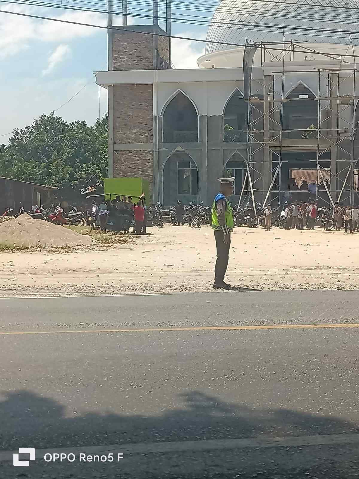 Satlantas Polres Batu Bara Laksanakan Gatur Siang dan Pengamanan Sholat Jumat di Binjei Baru   