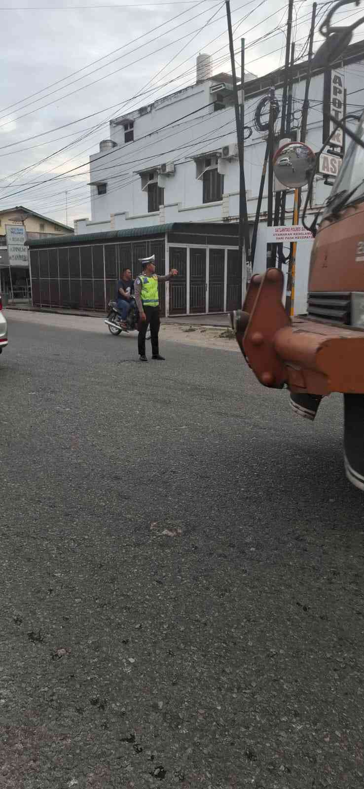 Sat Lantas Polres Batu Bara Laksanakan Patroli dan Kibas Bendera Sore di Jalur Lima Puluh–Perdagangan   