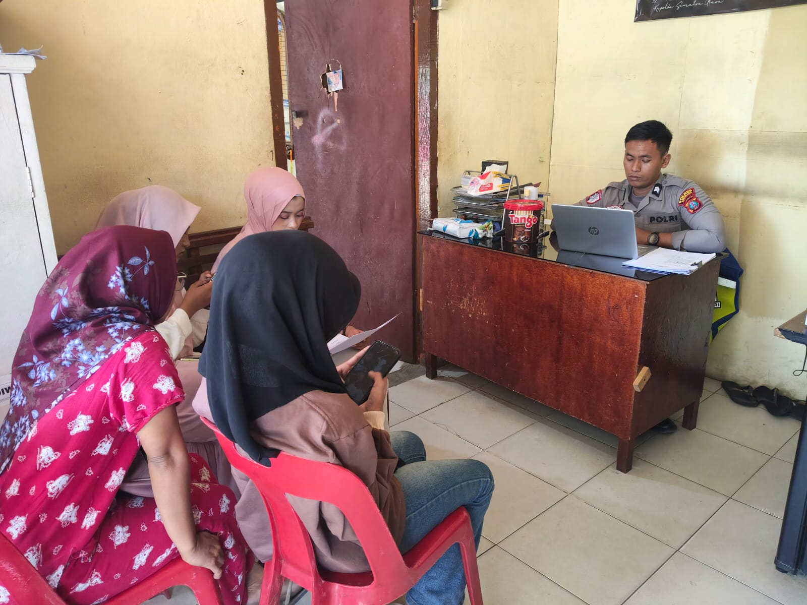Unit Gakkum Sat Lantas Polres Batu Bara Lakukan Interogasi Saksi Terkait Kasus Kecelakaan Lalu Lintas