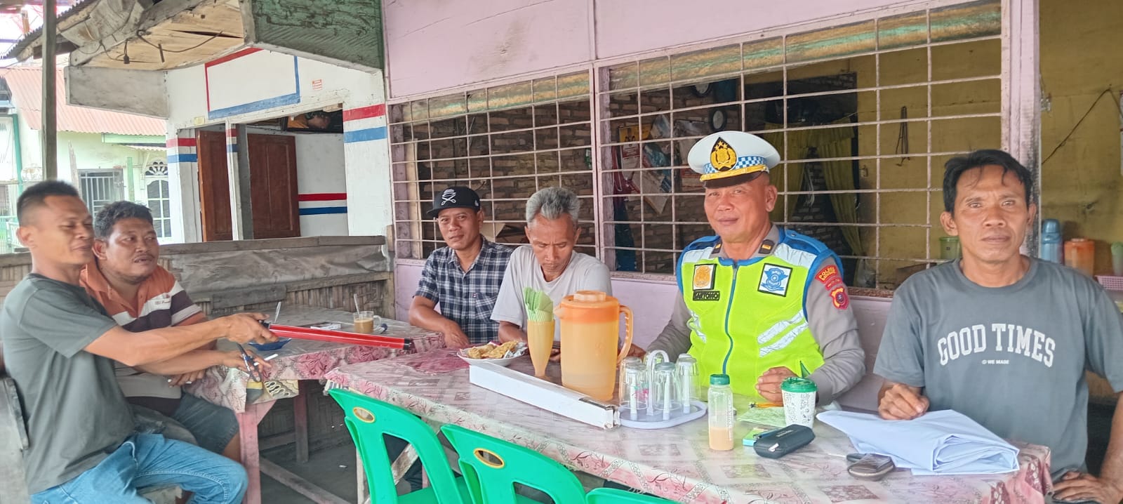 Lewat Polantas Karib, Kasat Lantas Polres Batu Bara Jalin Silaturahmi dan Edukasi Keselamatan Bersama Pengemudi Truk di Desa Binjai Baru   