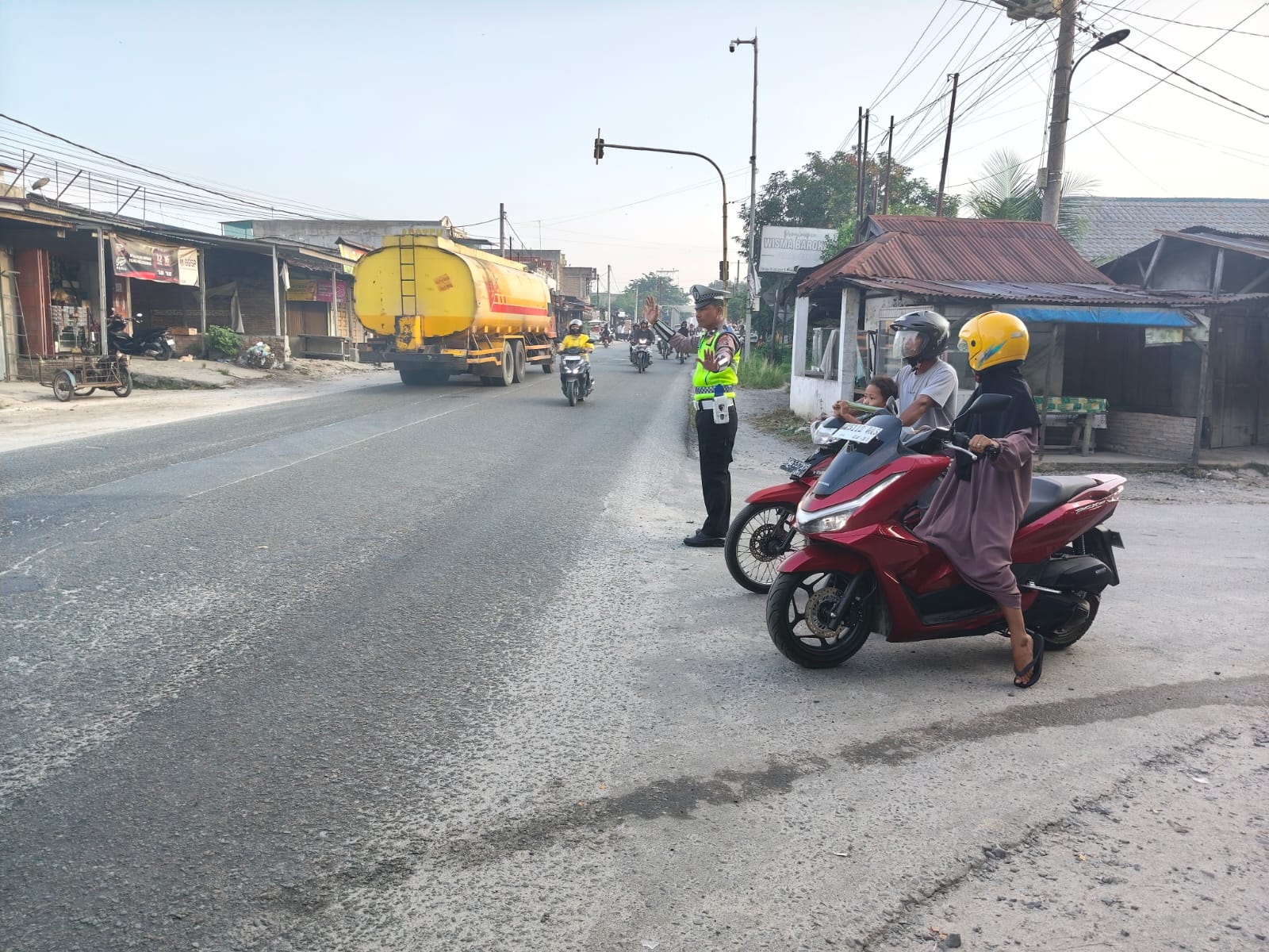 Sat Lantas Polres Batu Bara Amankan Jam Sibuk Pagi di Simpang Tanjung Kubah Jalinsum   