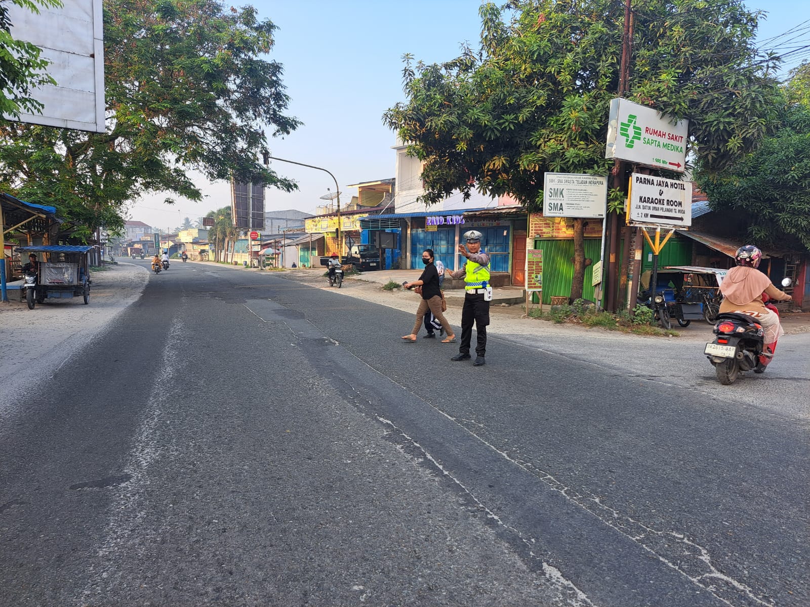 Sat Lantas Polres Batu Bara Amankan Jam Sibuk Pagi di Simpang Empat Tanah Merah