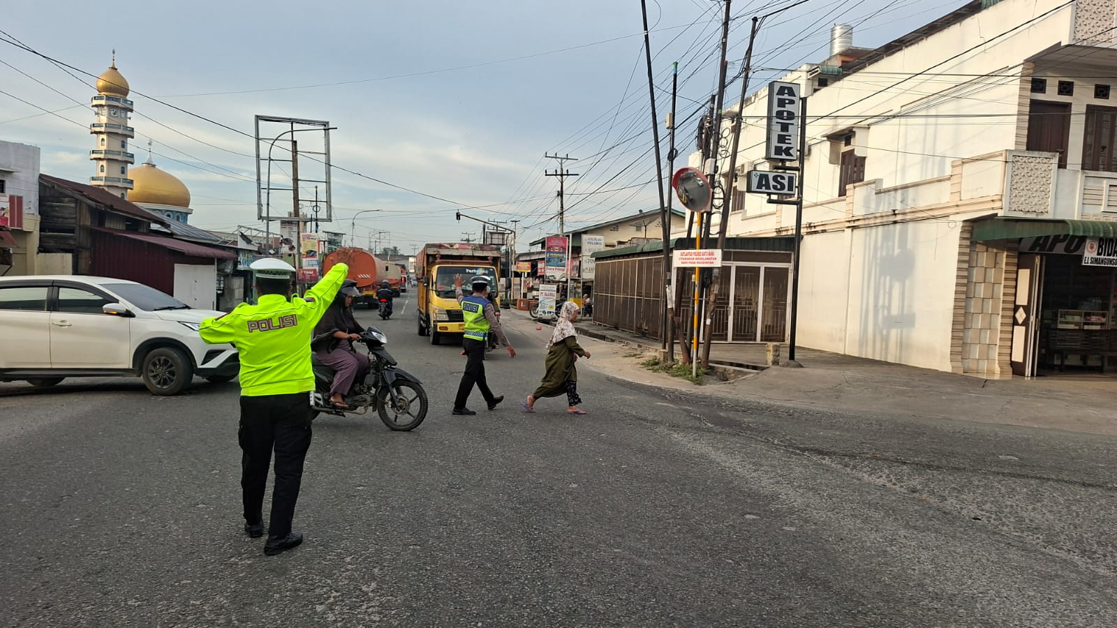 Sat Lantas Polres Batu Bara Amankan Jam Sibuk Pagi di Simpang Empat Pos Lantas Lima Puluh   