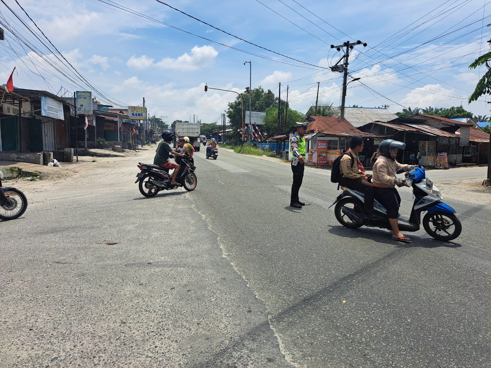 Pos Lantas Indrapura Amankan Jam Siang, Pengaturan Lalu Lintas di Simpang Empat Tanah Merah Berjalan Lancar   