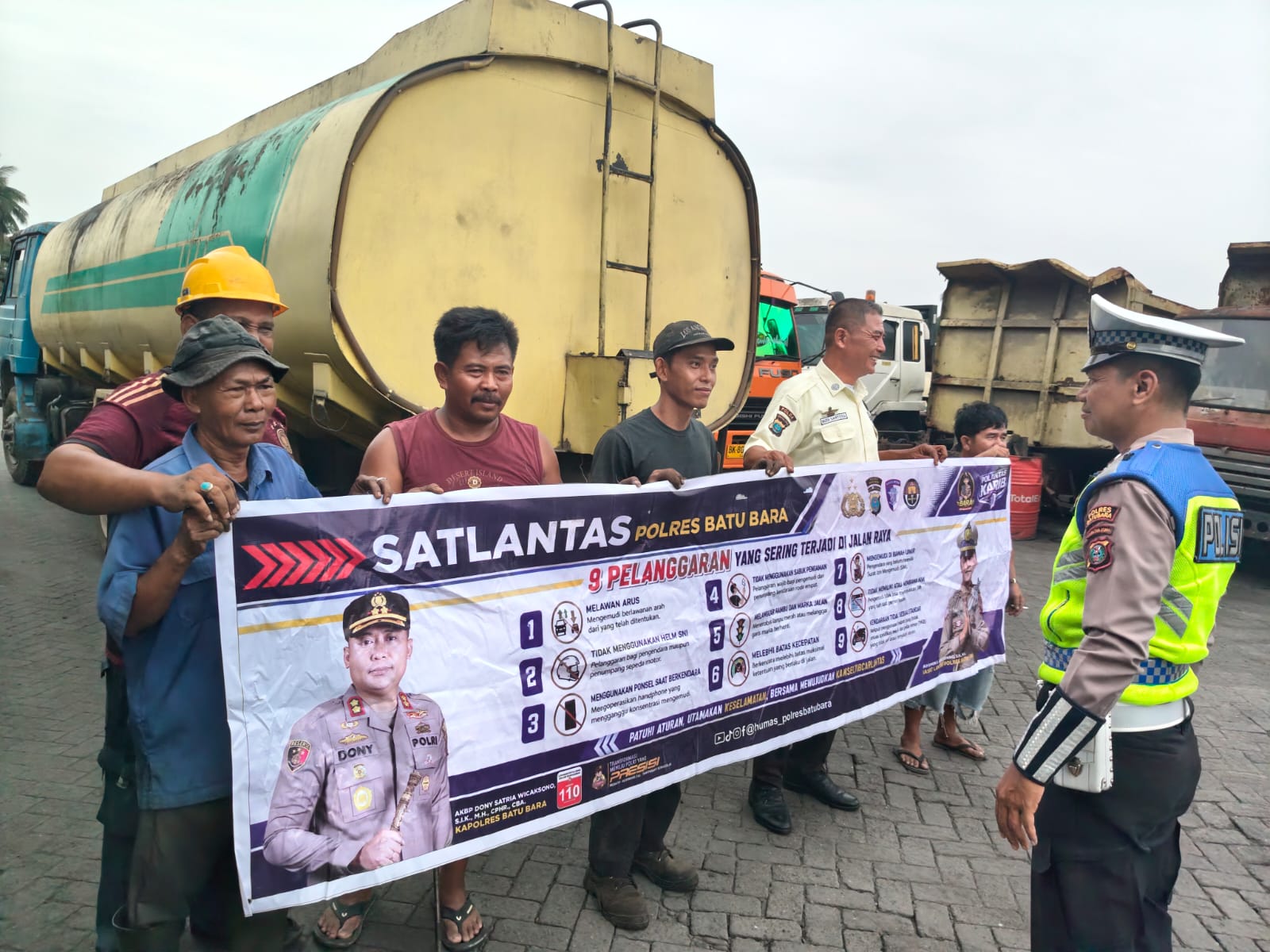 Lewat Polantas Karib, Kasat Lantas Polres Batu Bara Jalin Kedekatan dan Edukasi Keselamatan Bersama Pengemudi Truk di Kuala Tanjung   