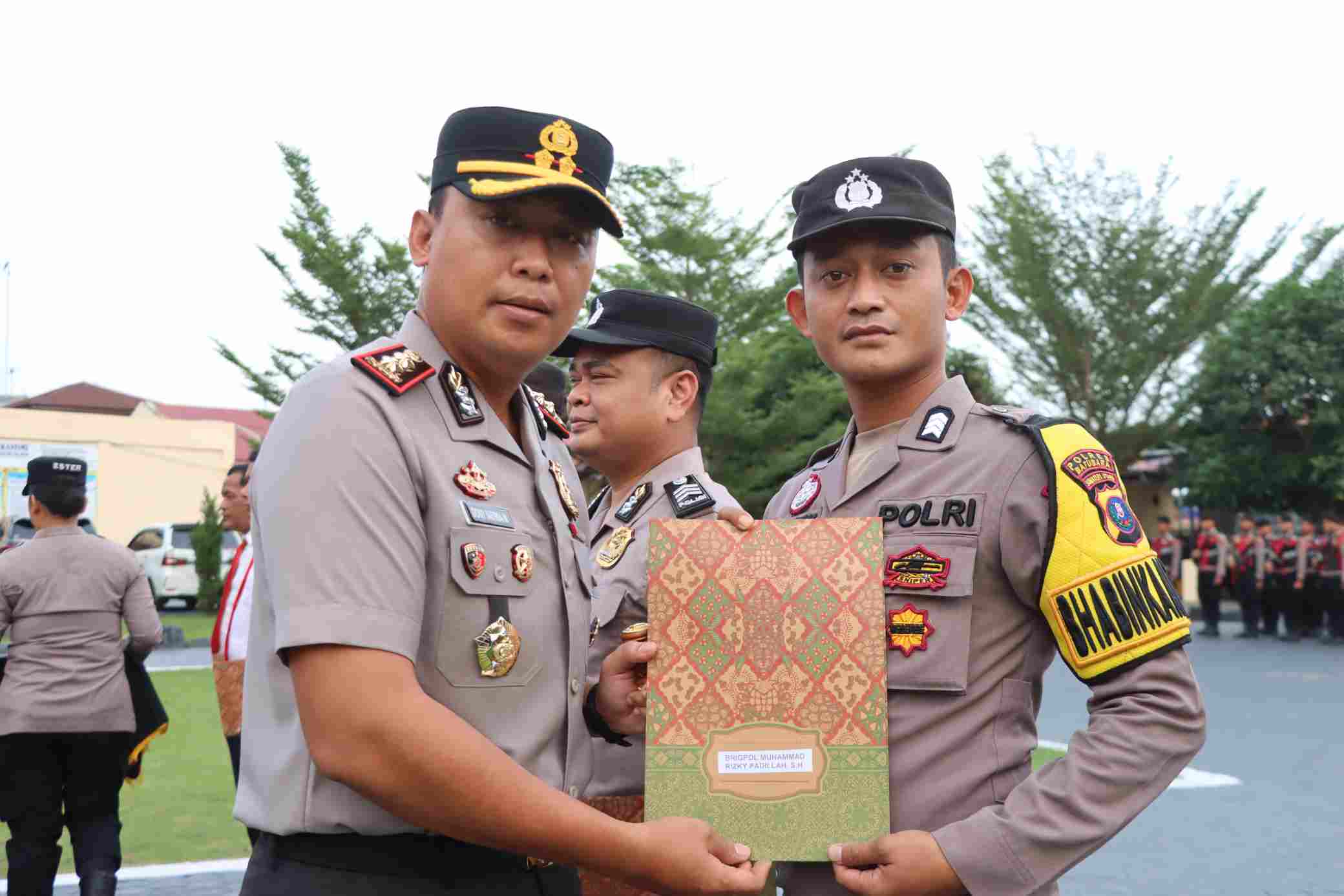 Kapolres Batu Bara Berikan Penghargaan kepada 28 Personel Berprestasi