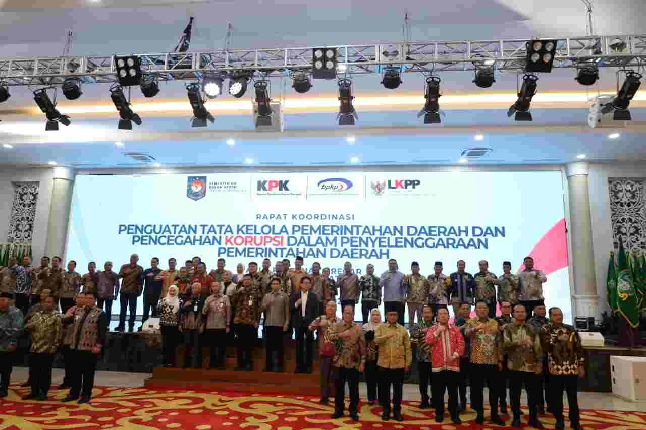 Wali Kota Mahyaruddin Salim Tandatangani Komitmen Bersama Saat Ikuti Rakor Penguatan Tata Kelola Pemerintahan Daerah dan Pencegahan Korupsi   